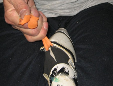 táto duše je po rokoch používania k lopte zvnútra akoby prilepená, vybrať ju cez otvor na dva prsty je zložité  a namáhavé